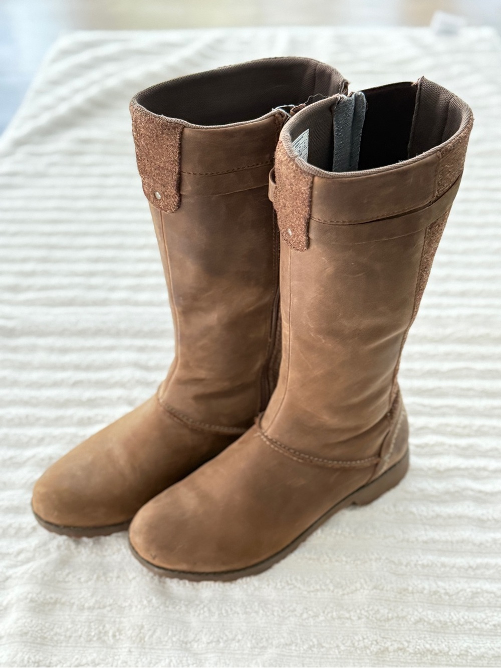 Eddie Bauer Trace Boots with felt detail size 8